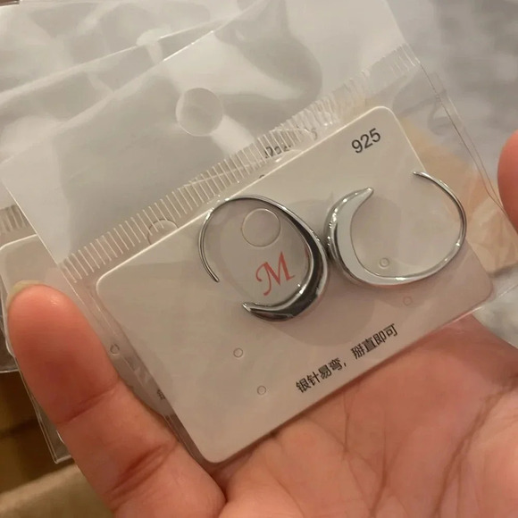 silver crescent hoop tapered earrings - Picture 2 of 2